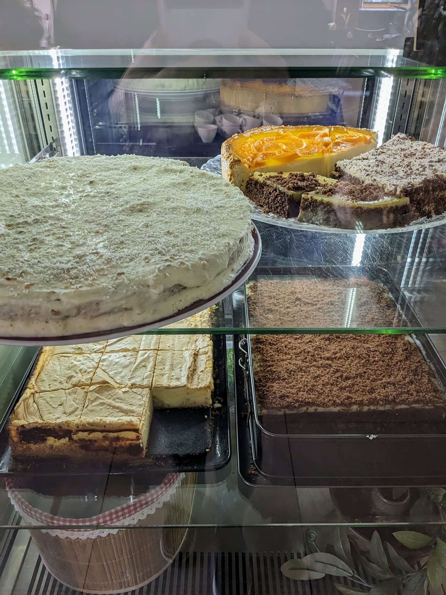 Täglich frisch gefüllte Kuchenvitrine der Stadtscheune