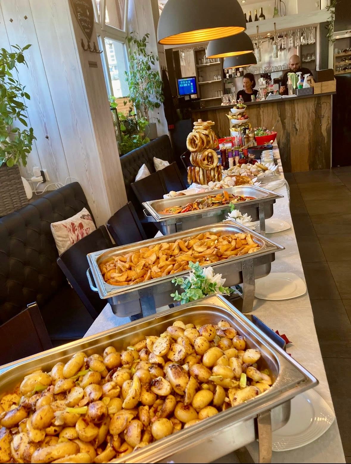 Warmes Buffet mit Kartoffeln und weiteren Speisen im Restaurant